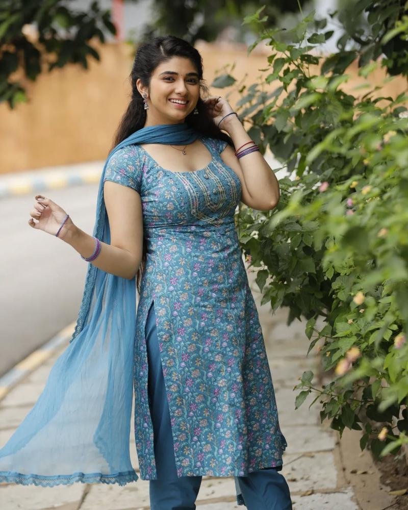 actress-pragya-nagra-looking-cute-dress